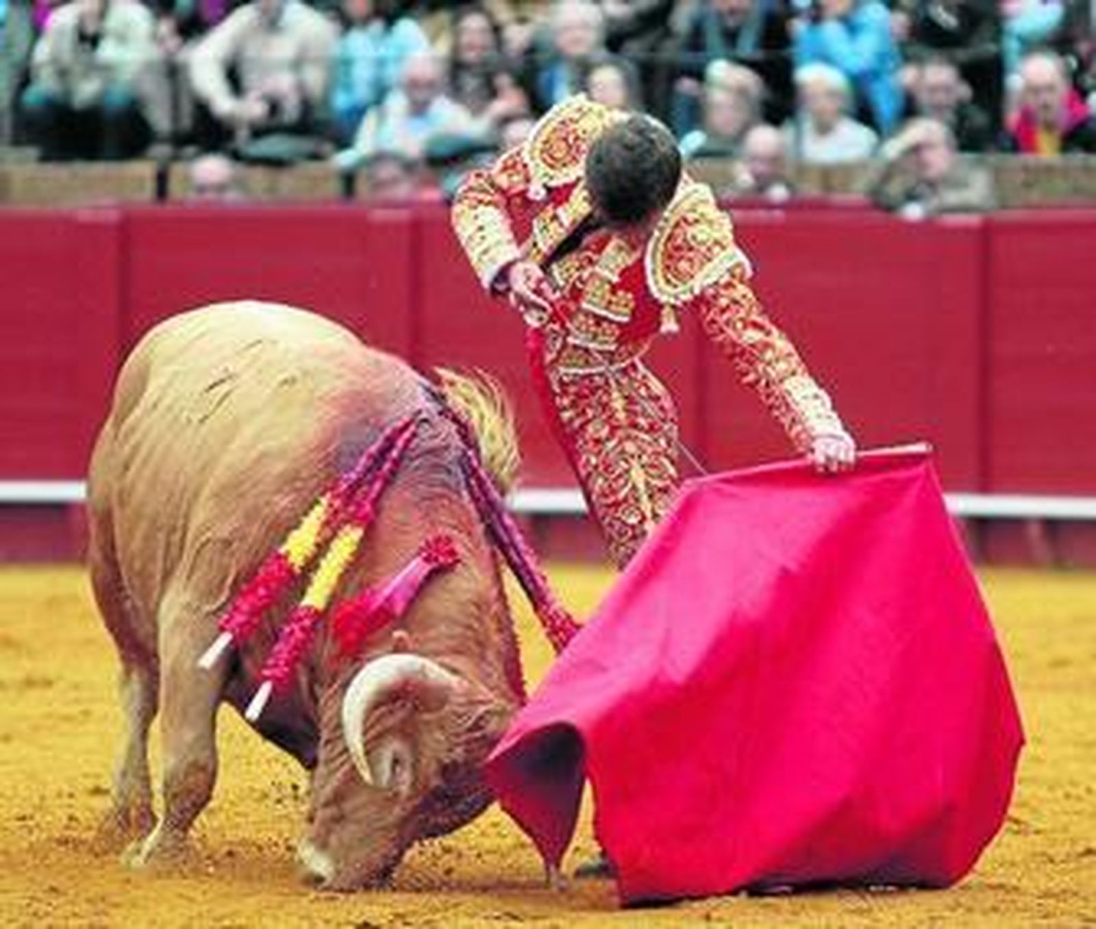 Lama de Góngora, en un ayudado con la zurda a su primer novillo, con el que realizó una bella faena, con gusto y temple.