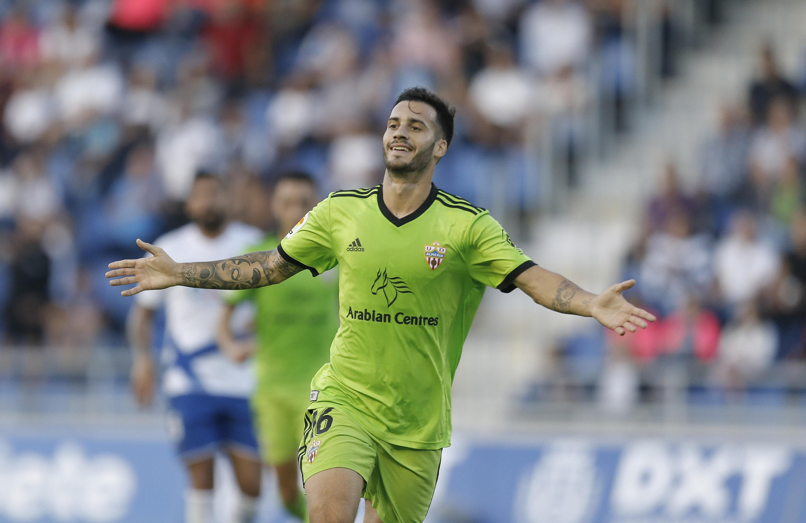Lazo celebra un gol marcado con el Almería.