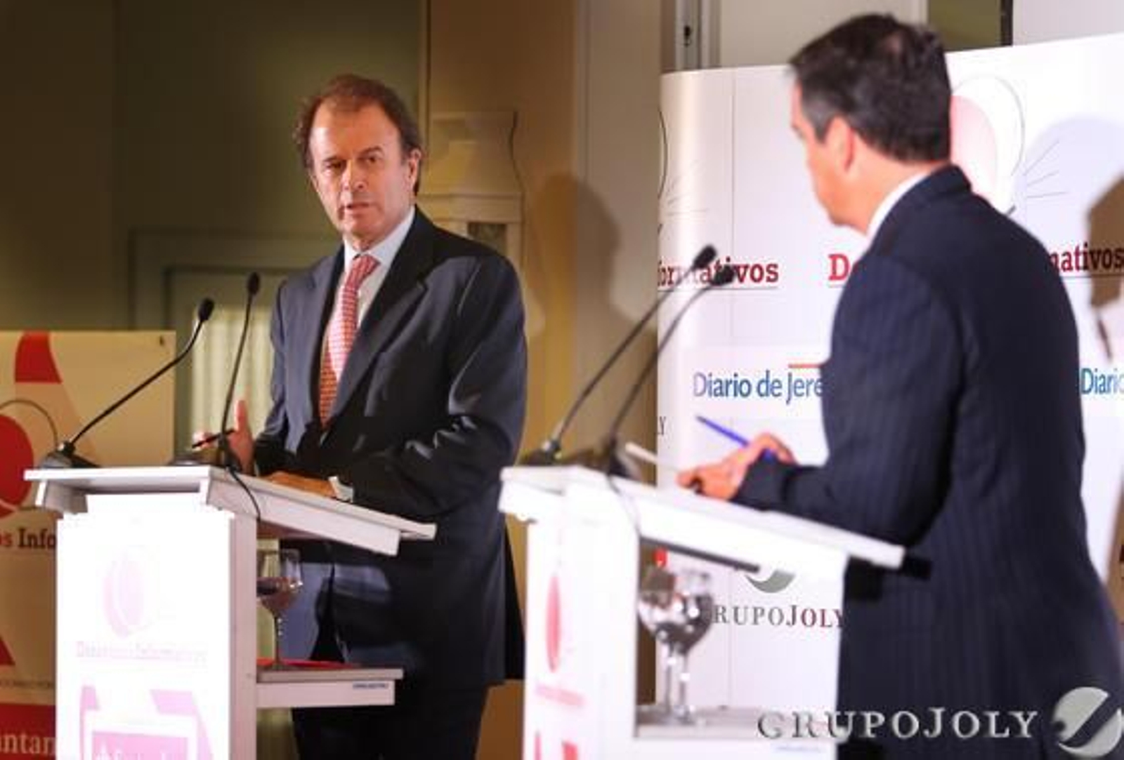 Ignacio Osborne, consejero delegado de Osborne (izqda.), junto a Rafael Navas, director de Diario de Jerez

Foto: Pascual · Vanesa Lobo