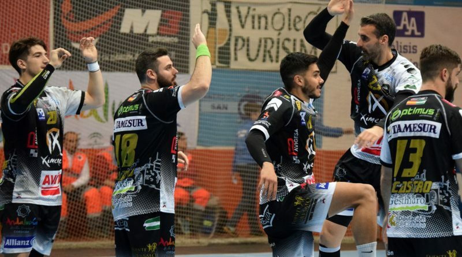 Los jugadores del Ángel Ximénez-Avia se saludan en la previa del choque ante el Ademar.