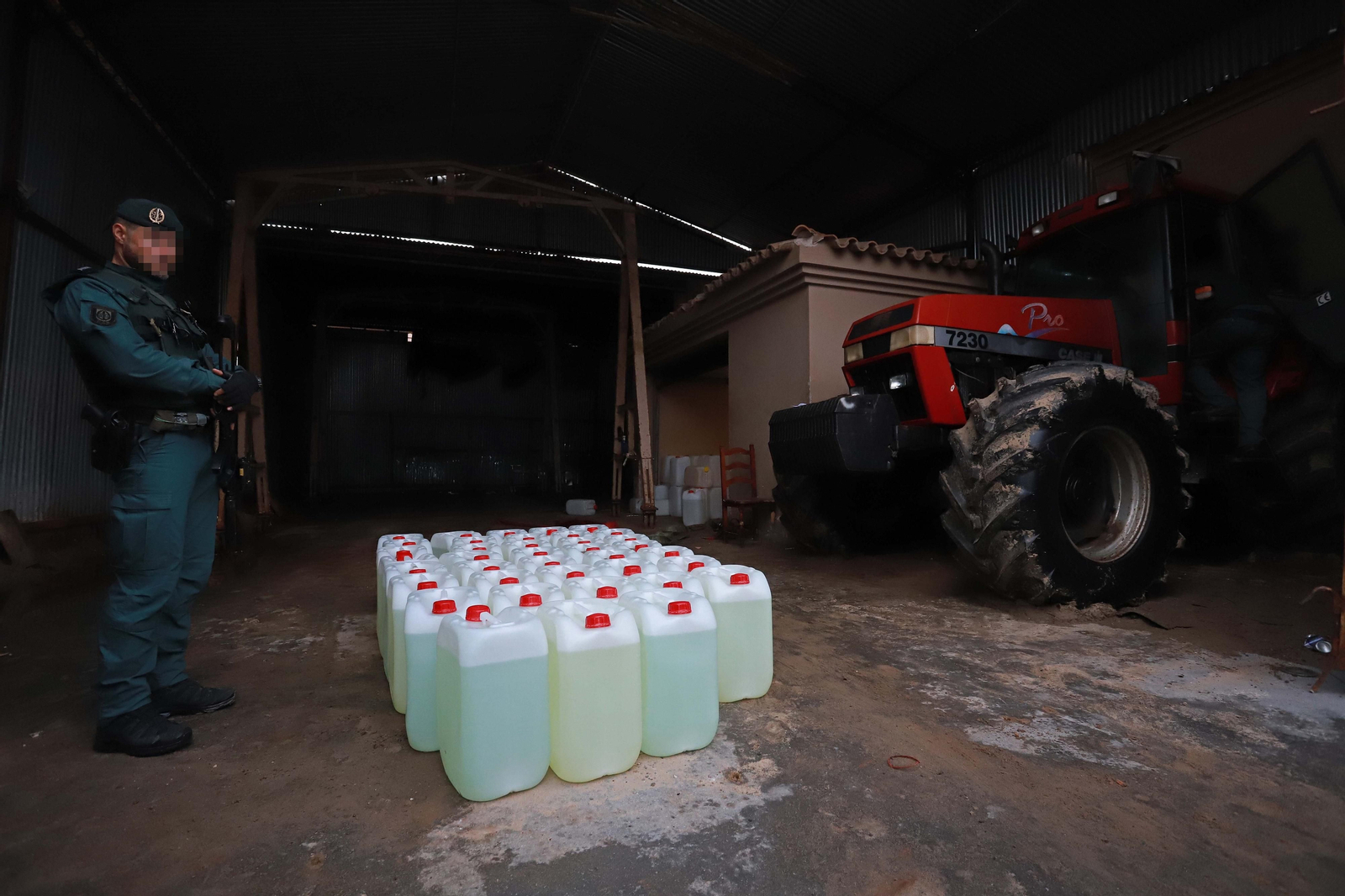 Un guardia civil custodia varias garrafas llenas de gasolina y un tractor empleado para llevar las narcolanchas a la playa en Palmones (Los Barrios), el pasado mes de abril. Un guardia civil custodia varias garrafas llenas de gasolina y un tractor empleado para llevar las narcolanchas a la playa en Palmones (Los Barrios), el pasado mes de abril.