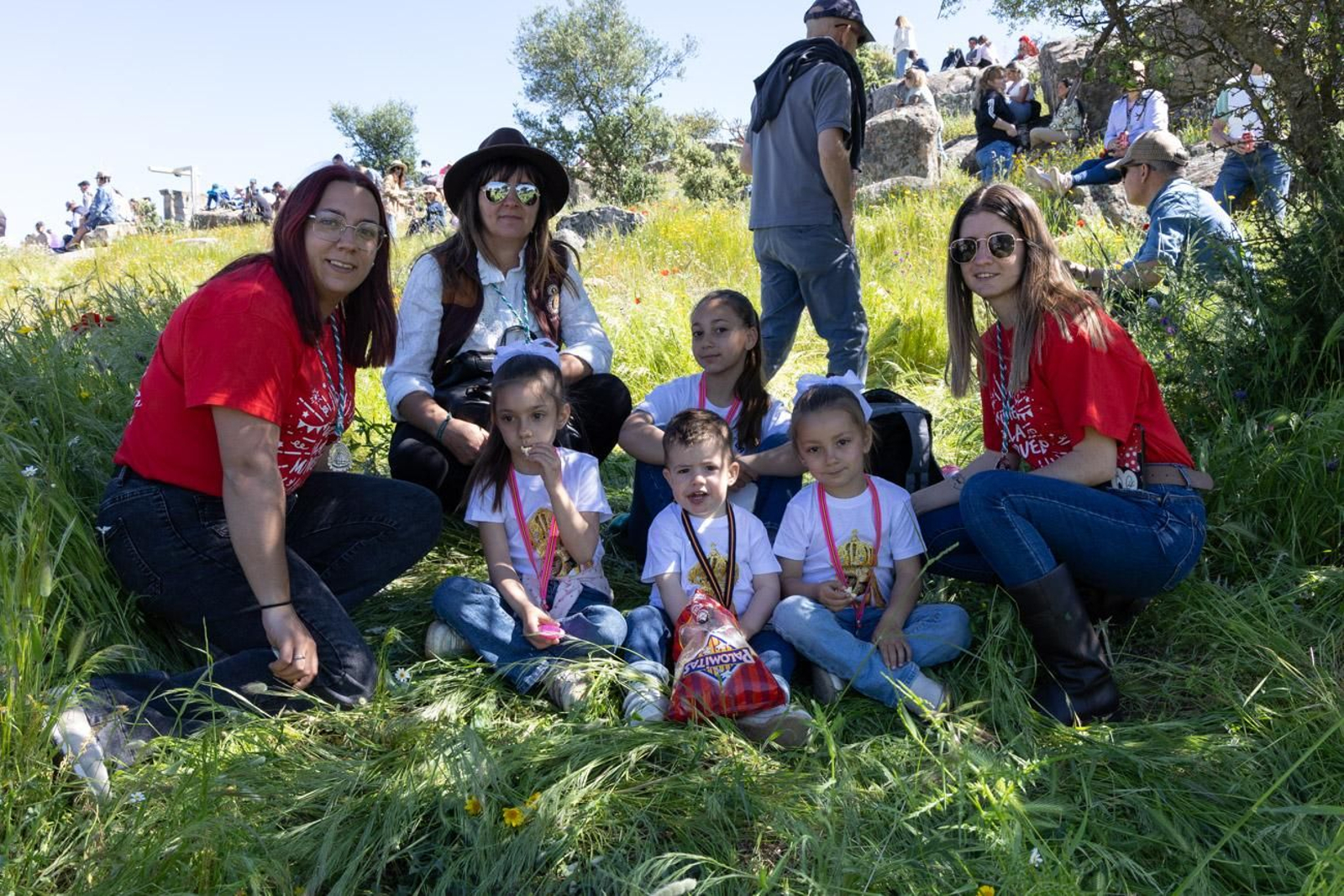 Miles de romeros acuden al encuentro de la Virgen de la Cabeza en su romería