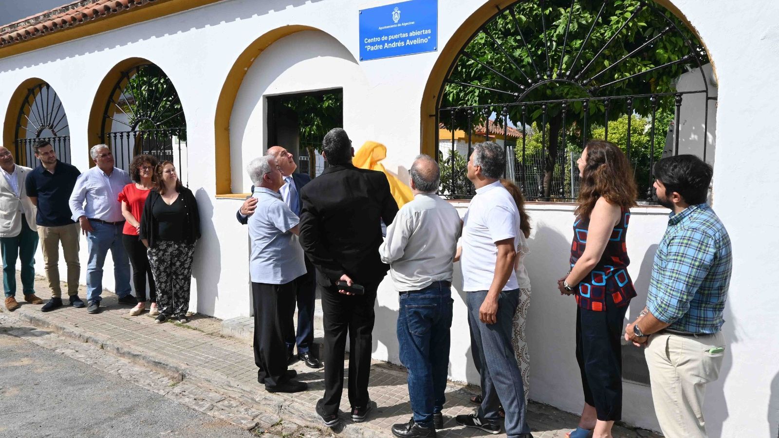 El alcalde de Algeciras descubre la placa con el nombre del centro de acogida Padre Andrés Avelino.