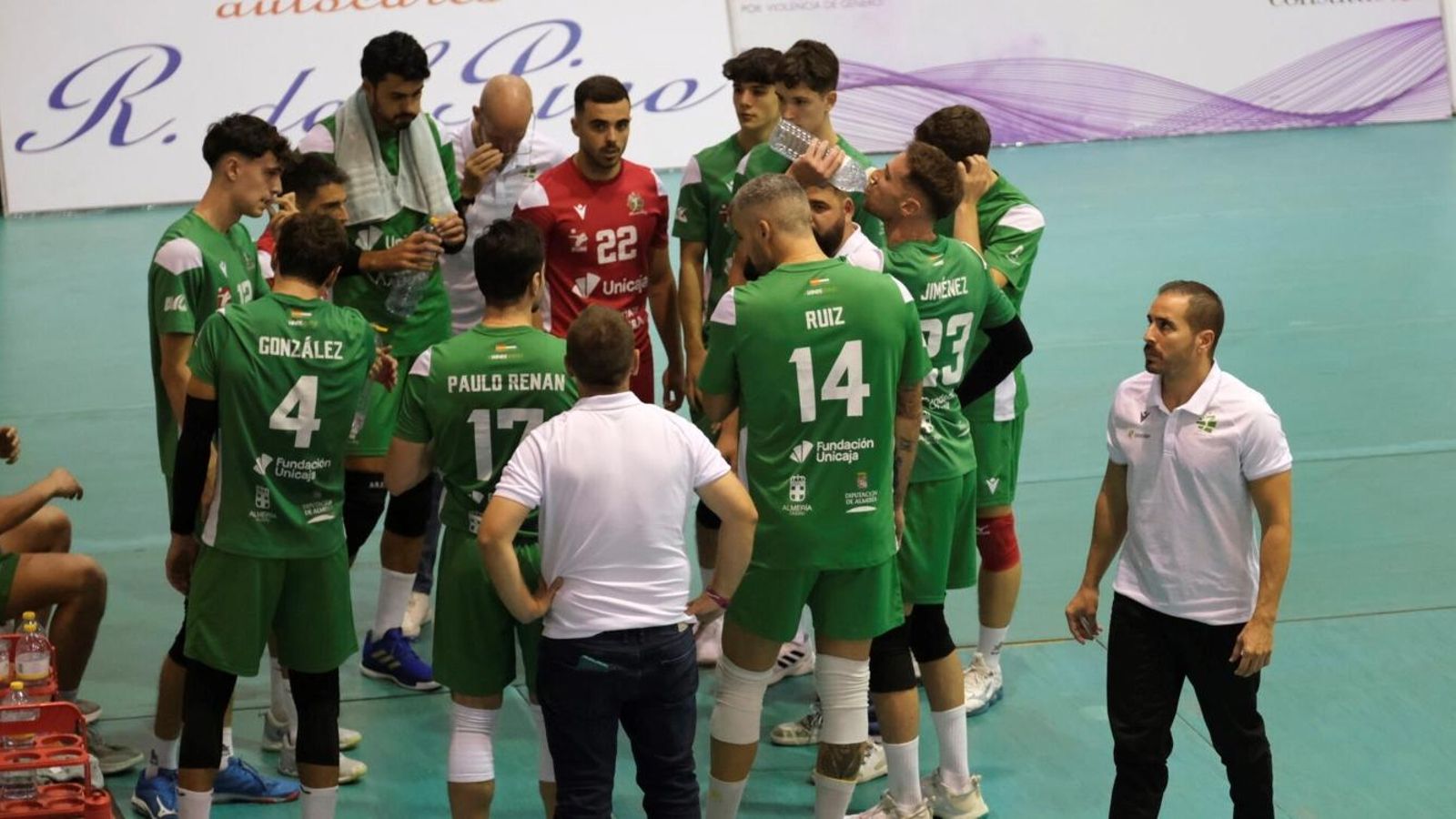 Pablo Ruiz habla con sus jugadores en un tiempo muerto en la última jornada.