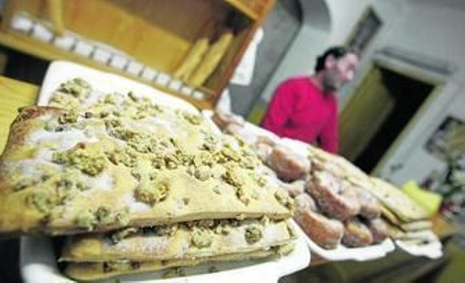 Las tortas de chicharrones son uno de los productos típicos que se elaboran de manera artesanal en el obrador.