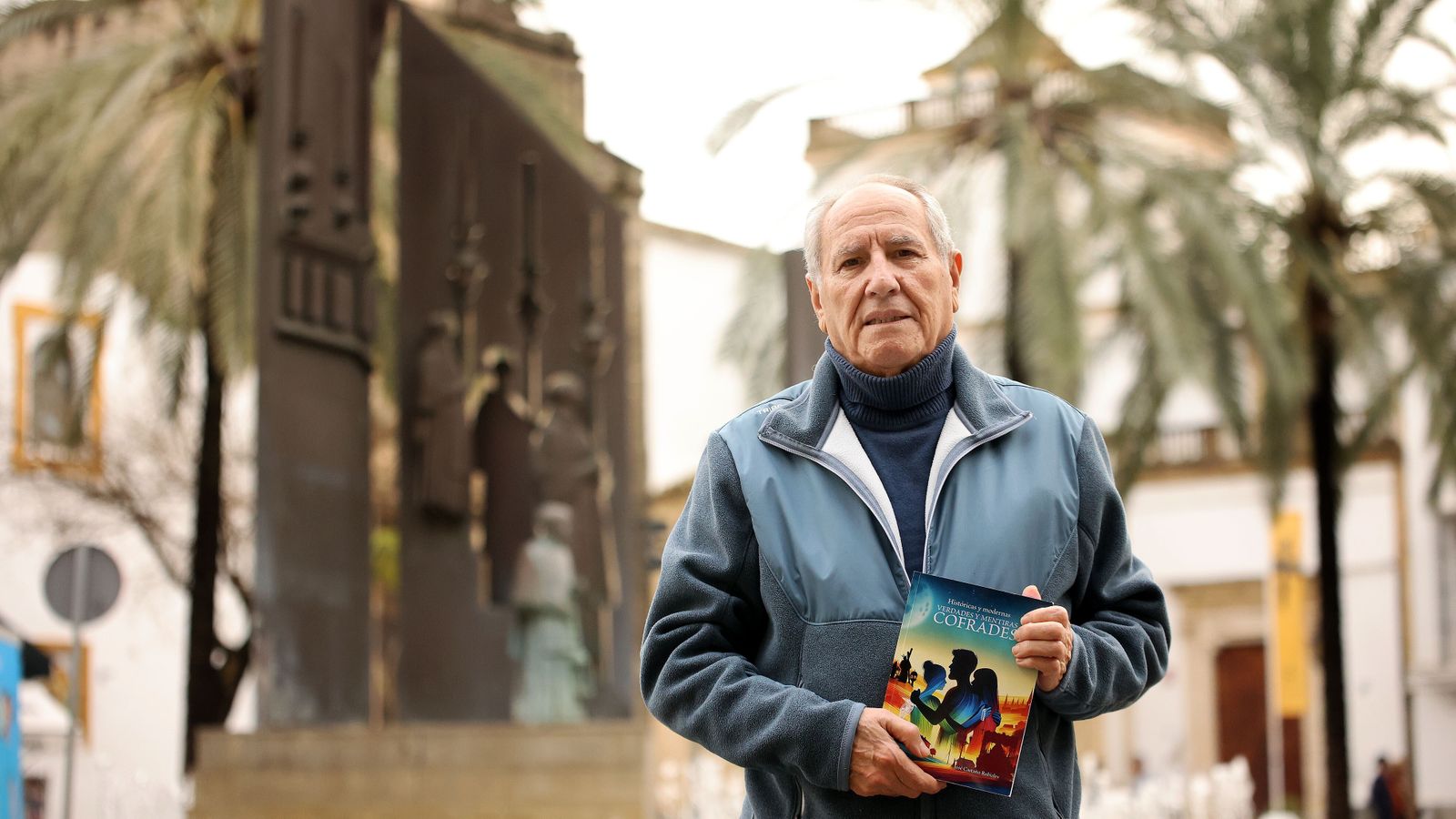 José Castaño posa con su nuevo libro de temática cofrade.