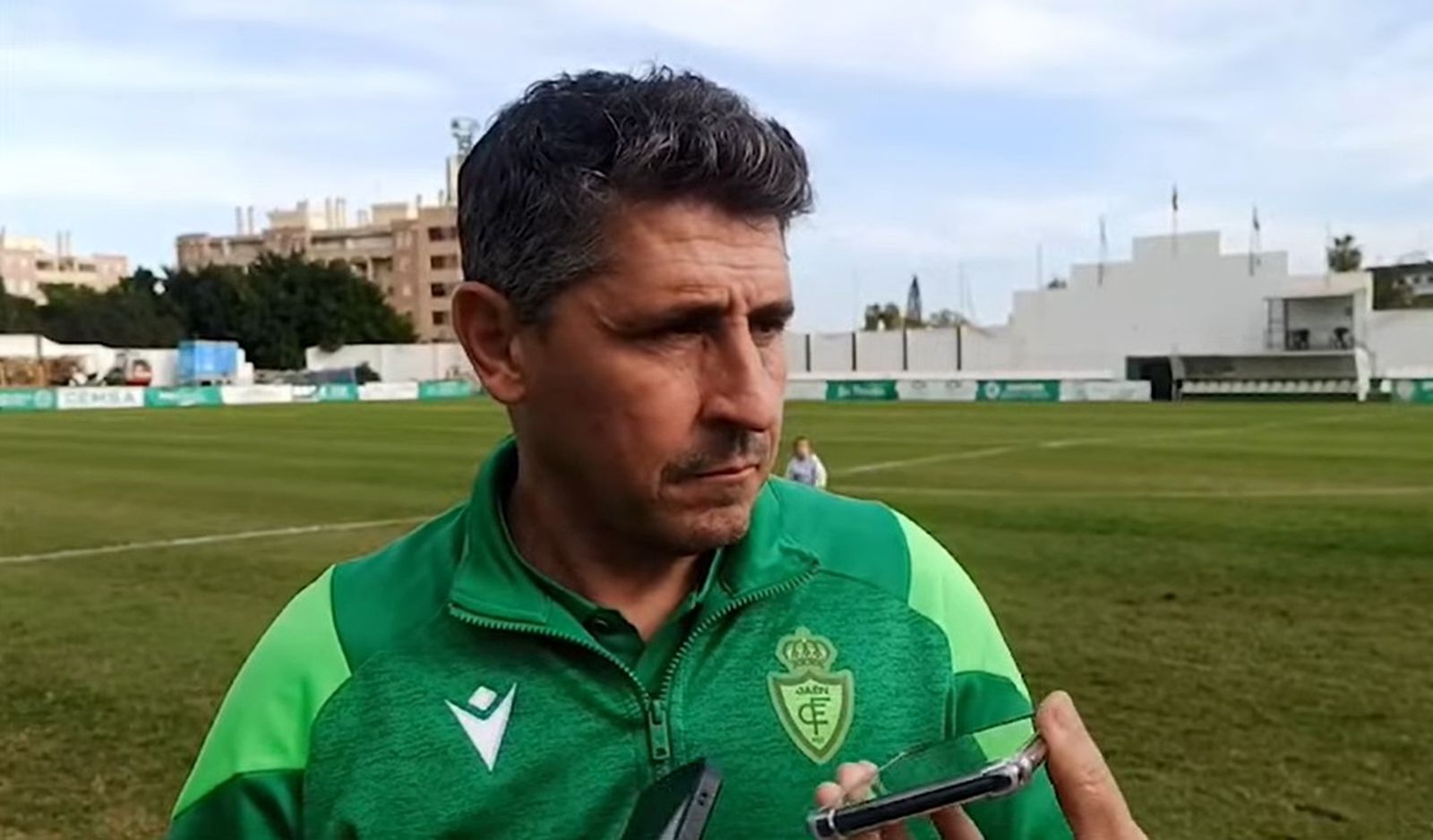 Roberto Peragón atiende a los medios en el postpartido ante el Málaga City.