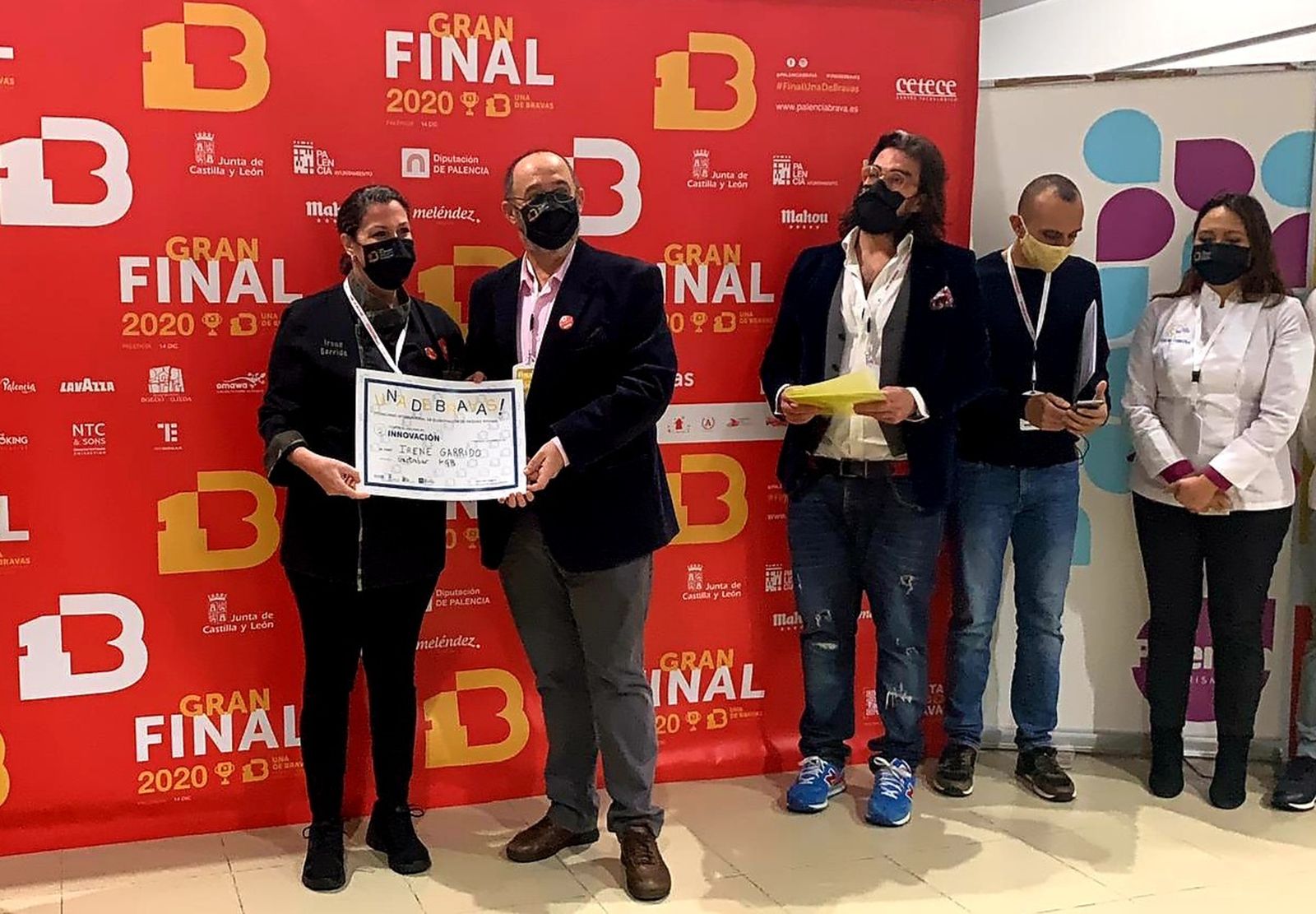 Mikel Martínez presidente de la Academia del Pintxo y la Tapa de España entrega el premio a Irene Garrido, de de Gastrobar KGB.