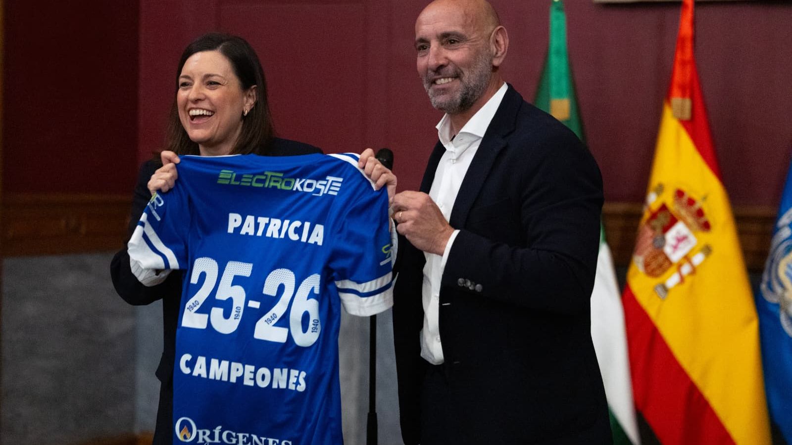 Monchi entrega una camiseta personalizada a la alcaldesa.