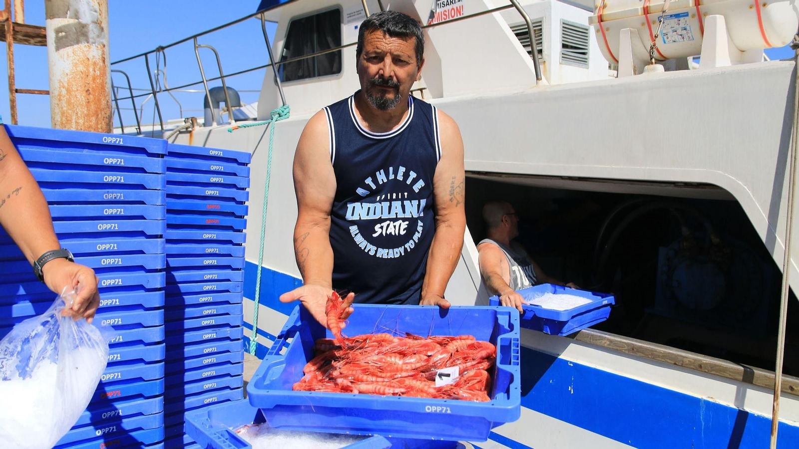 Un pescador muestra la captura de gamba roja.