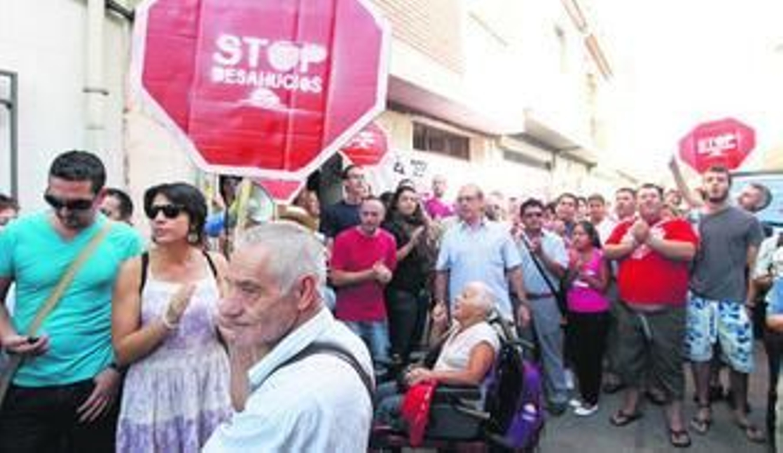 Los vecinos del Zaidín y miembros del colectivo Stop Desahucios se concentran frente a una vivienda del barrio.