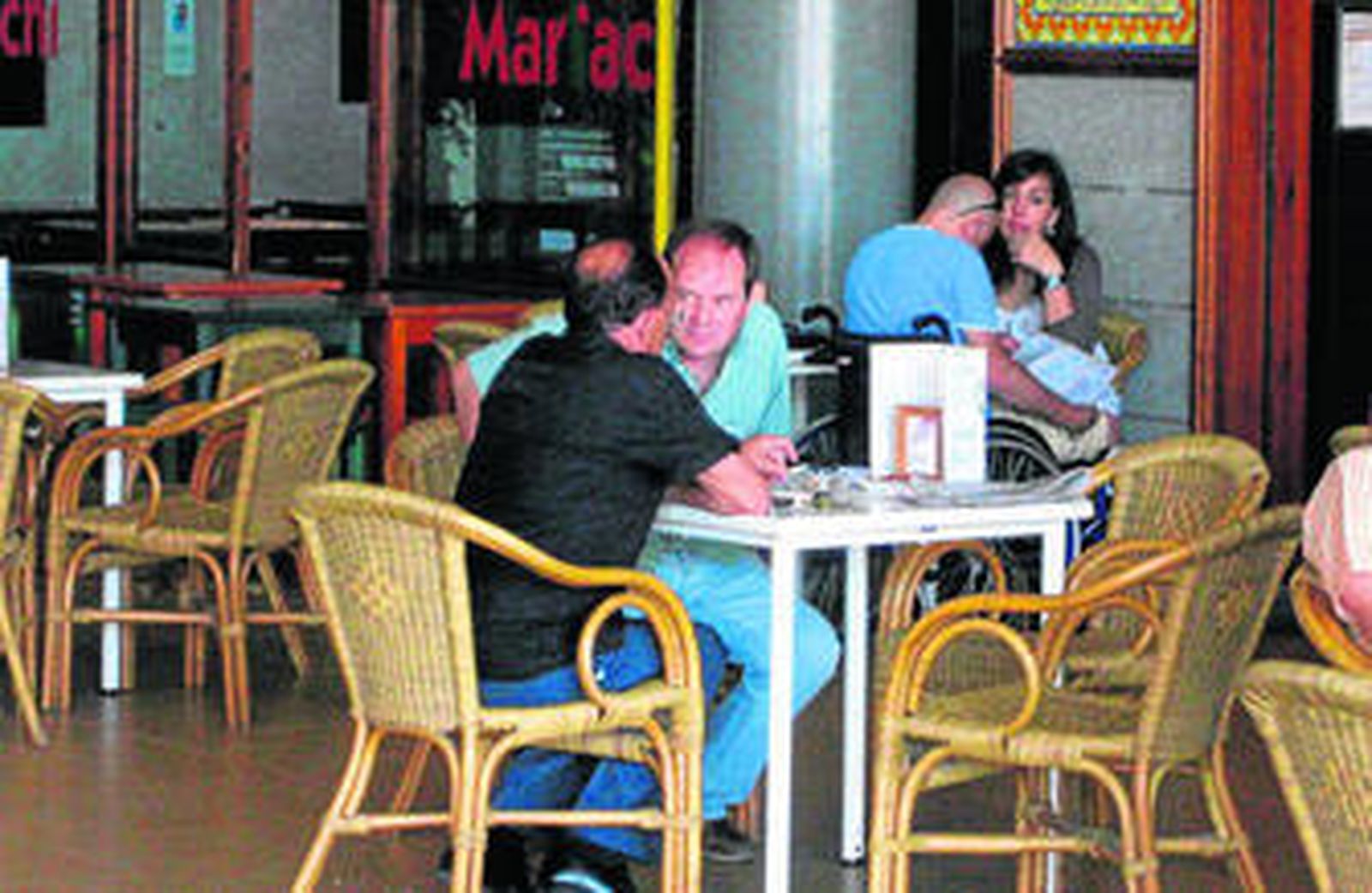 Hernán Díaz (de espaldas) junto a Fernando Jiménez Fornell en un bar de un centro comercial de El Puerto en una imagen de archivo.