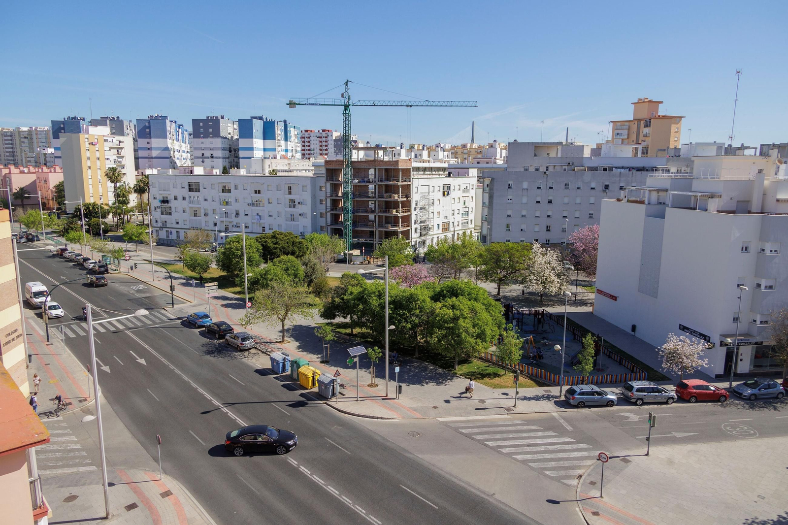 Bajo la grúa, el edificio de la calle Setenil de las Bodegas en construcción, en una imagen de archivo.