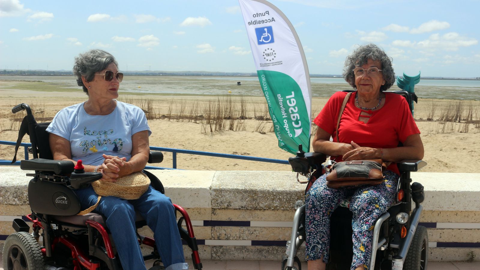 María José Rivero y Rosa Ibáñez  en la Playa de La Cachucha, en Puerto Real