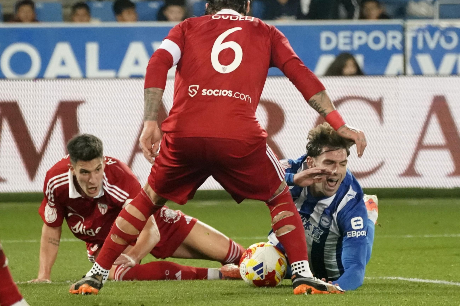 Castrín y Lucas Boyé yacen en el césped tras el penalti que decantó el partido.