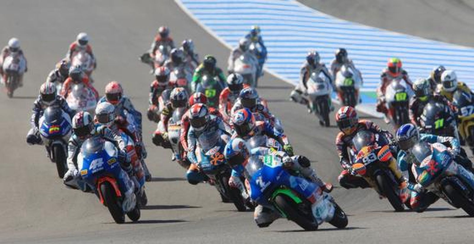 Pol Espargaró lidera el festival español en 125cc, secundado por Nico Terol y Esteve Rabat. 

Foto: Juan Carlos Toro y Manuel Aranda