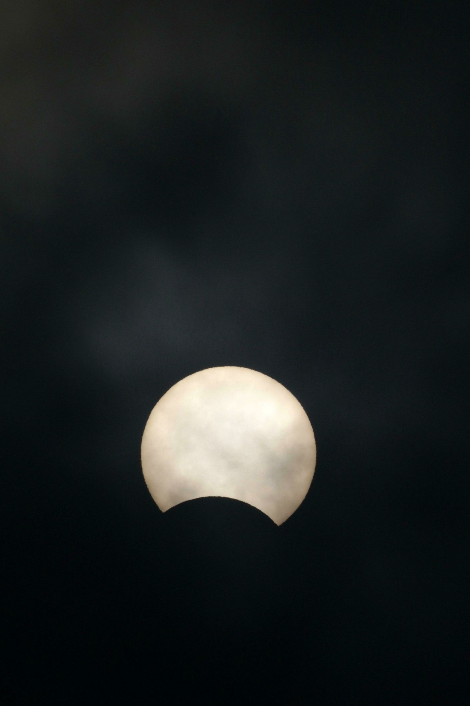 Las imágenes del último eclipse solar de la década