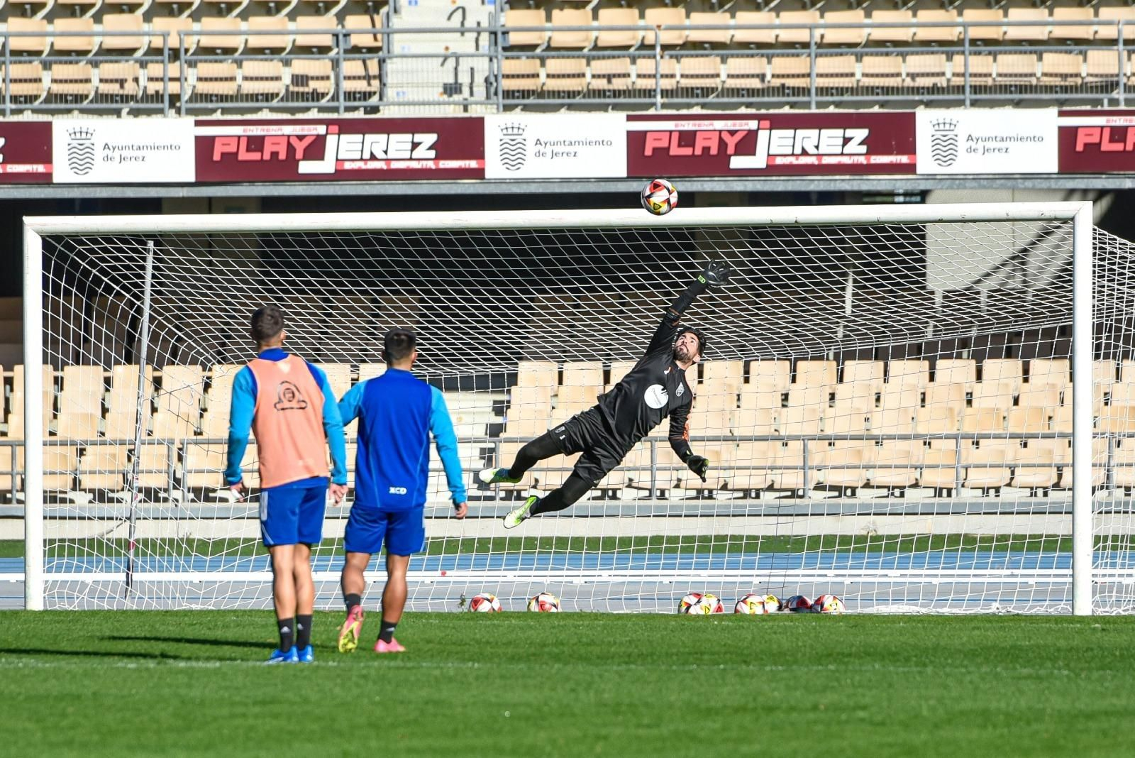 Ensayo general del Xerez CD en Chapín antes de recibir al Ciudad de Lucena