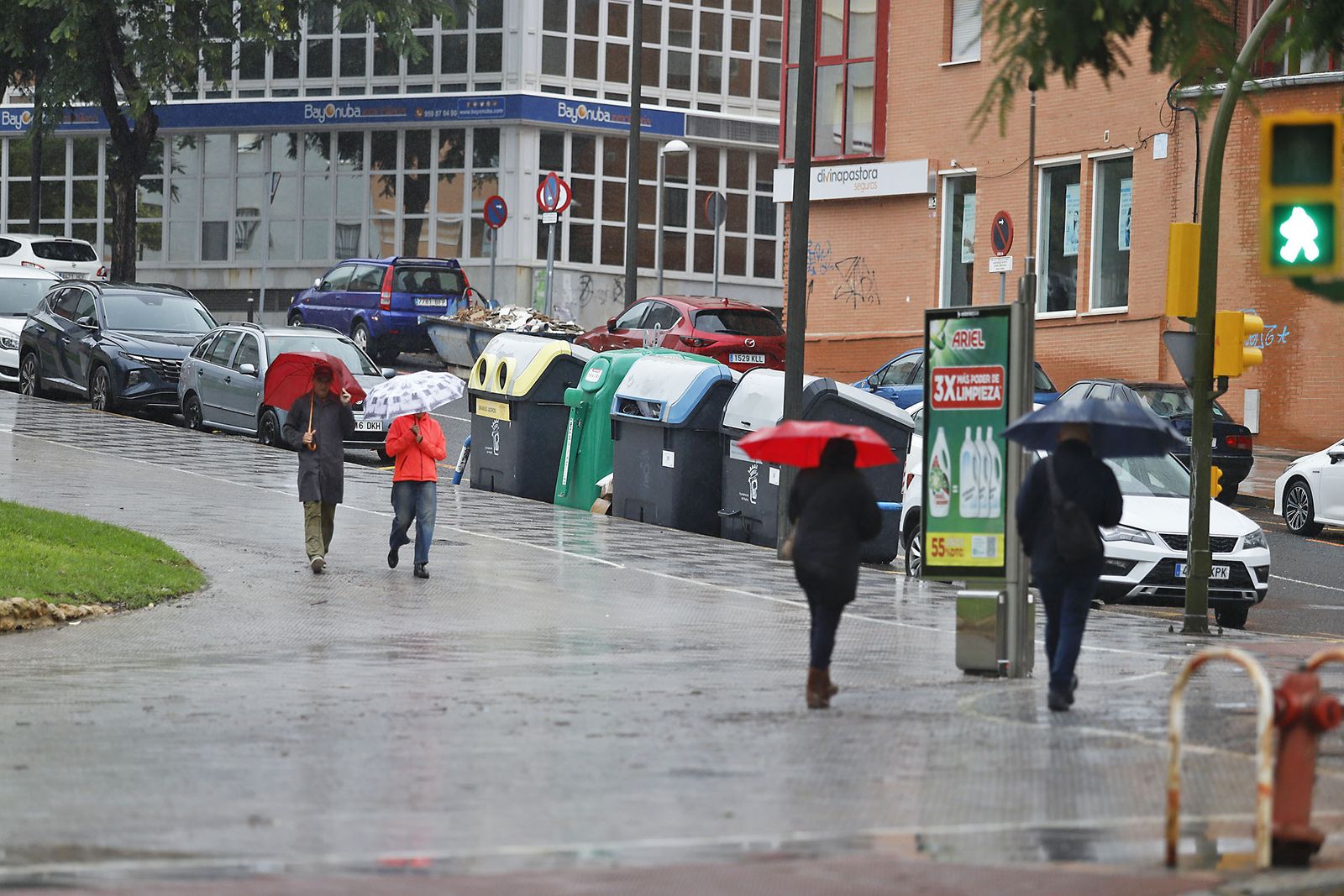 Imágenes de la mañana lluviosa de domingo en Huelva