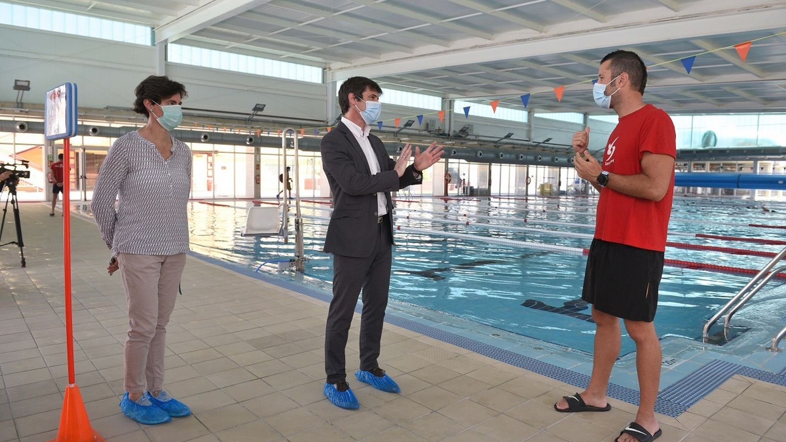 El delegado David Guevara durante una visita reciente a la piscina municipal de El Tiro de Línea.