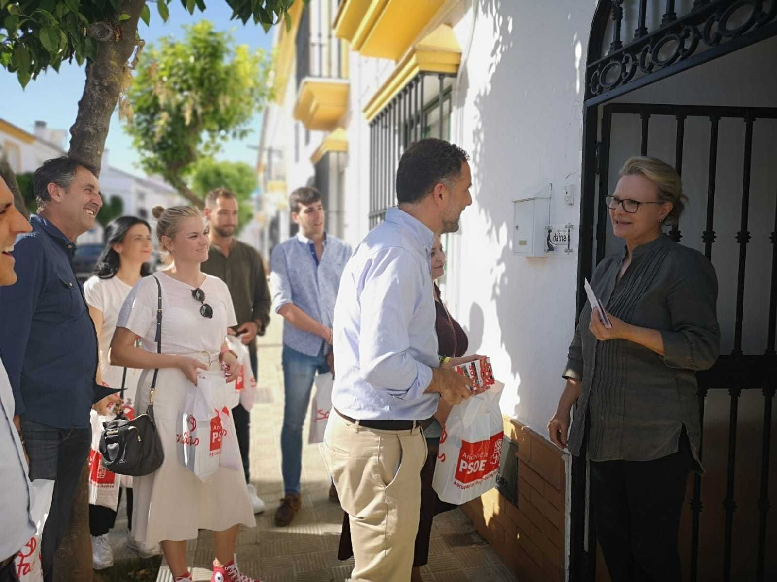 Gustavo Cuéllar, durante un reparto de propaganda electoral.