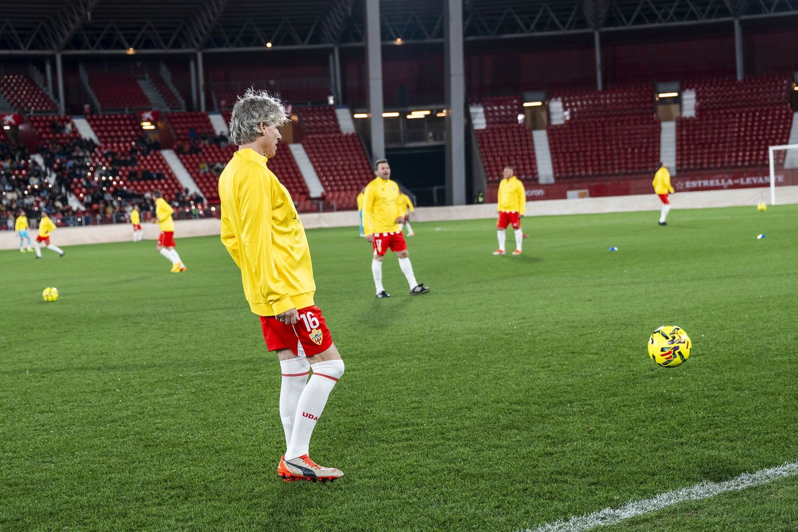 Fotogalería del partido homenaje a Guillermo Blanes entre los veteranos de la UD Almería y el FC Barcelona