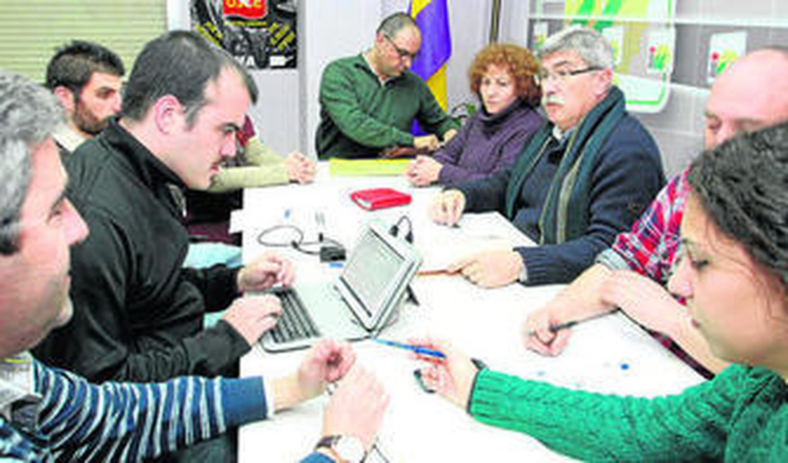 Encabezados por Arazola, los miembros del Consejo Local computaron ayer los avales para las primarias.