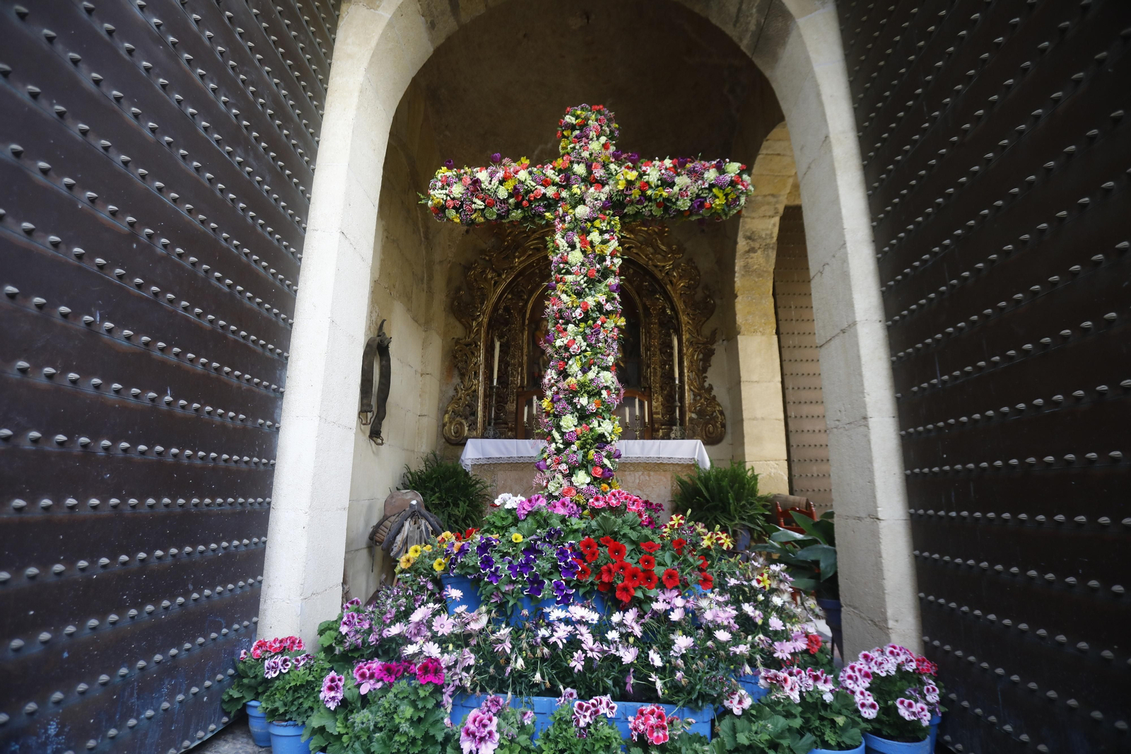 Cruz de la Asociación Vecinal Alcázar Viejo, segundo premio en Recintos Cerrados.