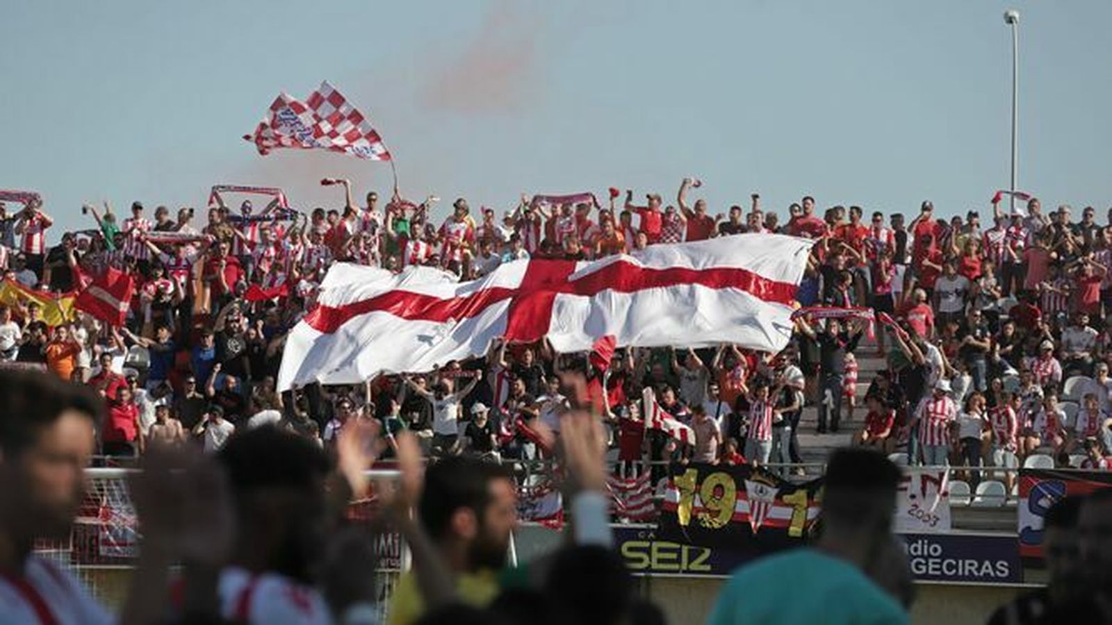Aficionados algeciristas en el fondo sur del Nuevo Mirador en la pasada fase de ascenso.