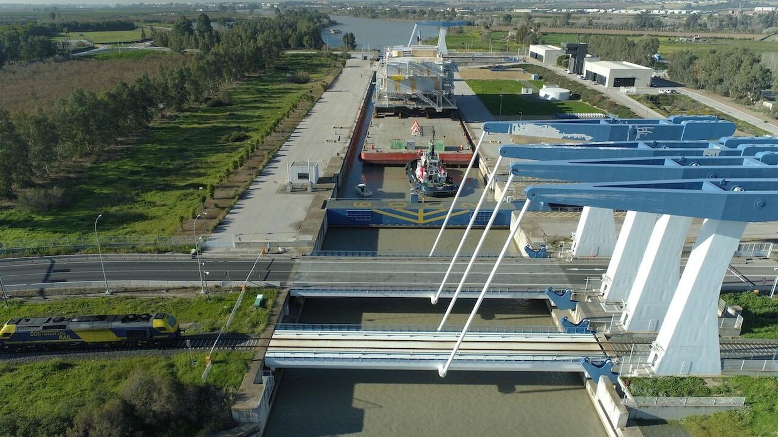 Paso de la megaestructura por la esclusa de Sevilla.