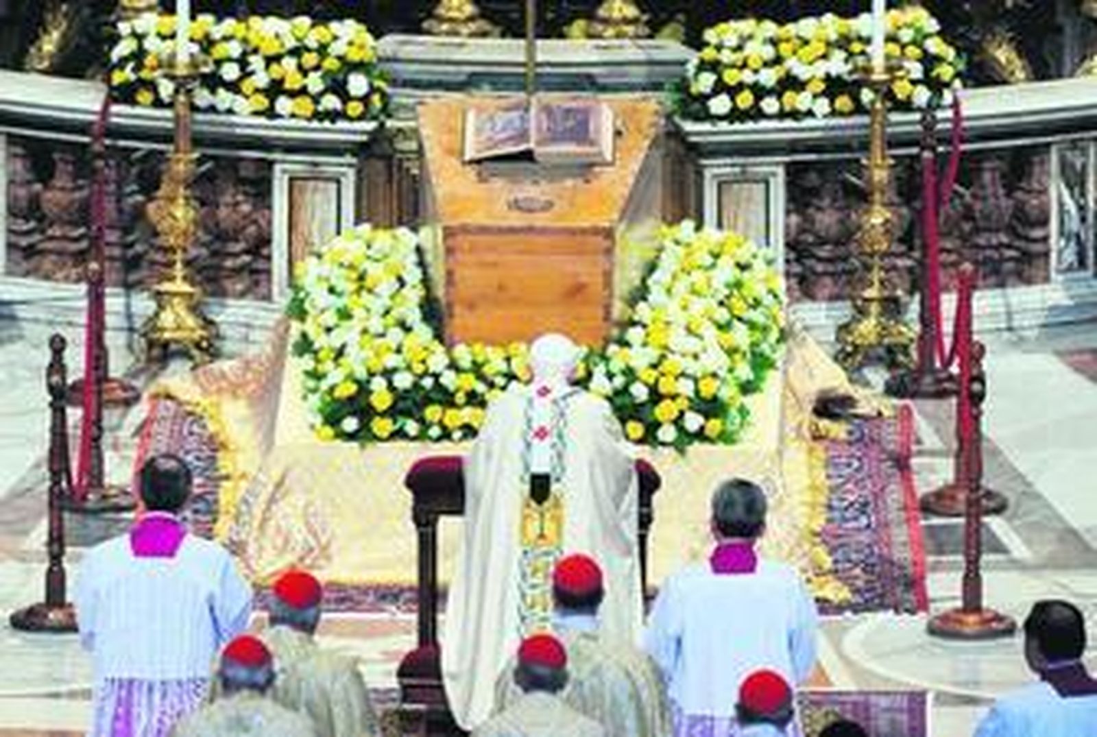 Benedicto XVI proclama beato a Juan Pablo II