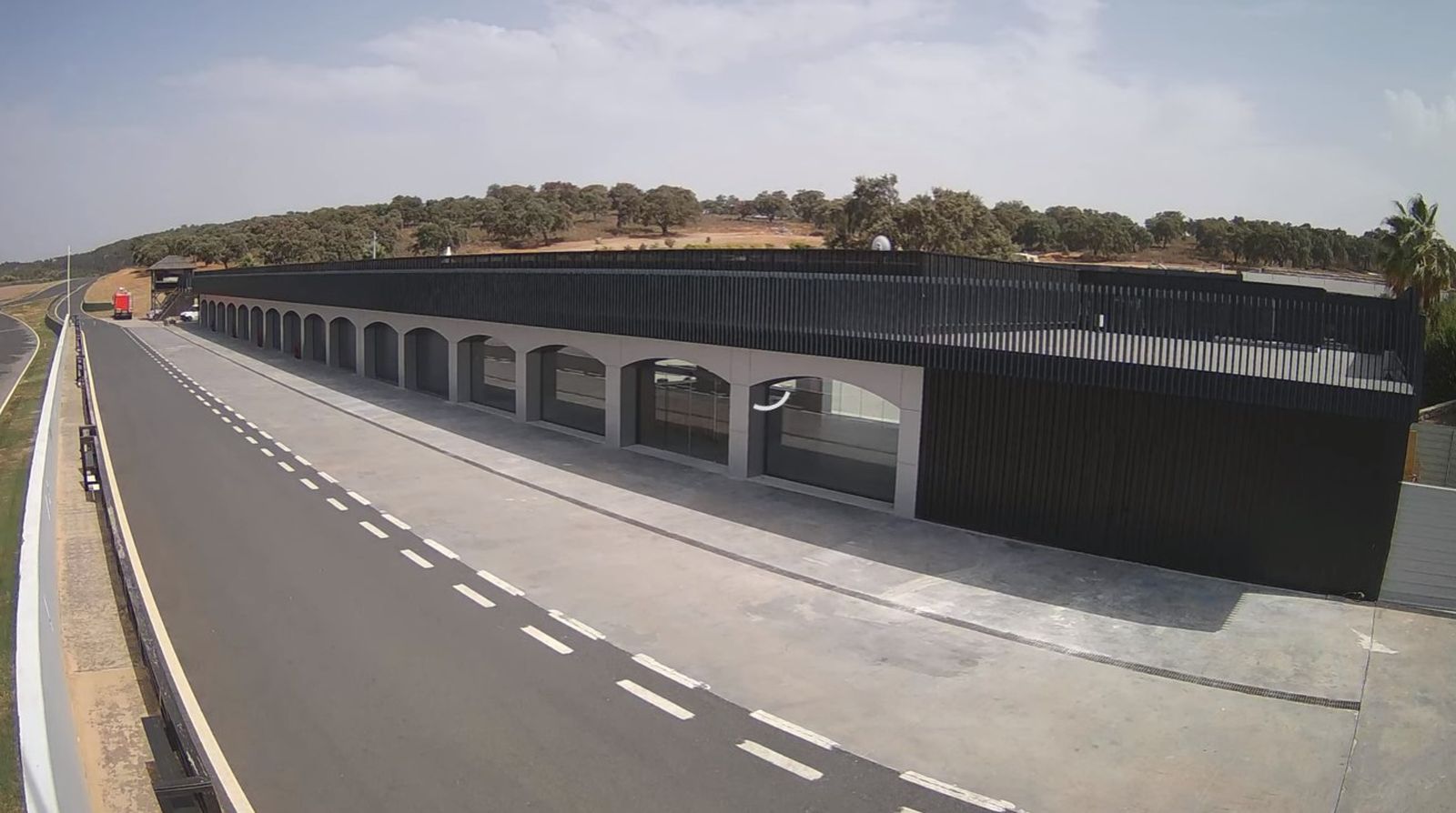 Obra de rehabilitación del edificio de servicio del vial interior delcircuito Ascari en Ronda.