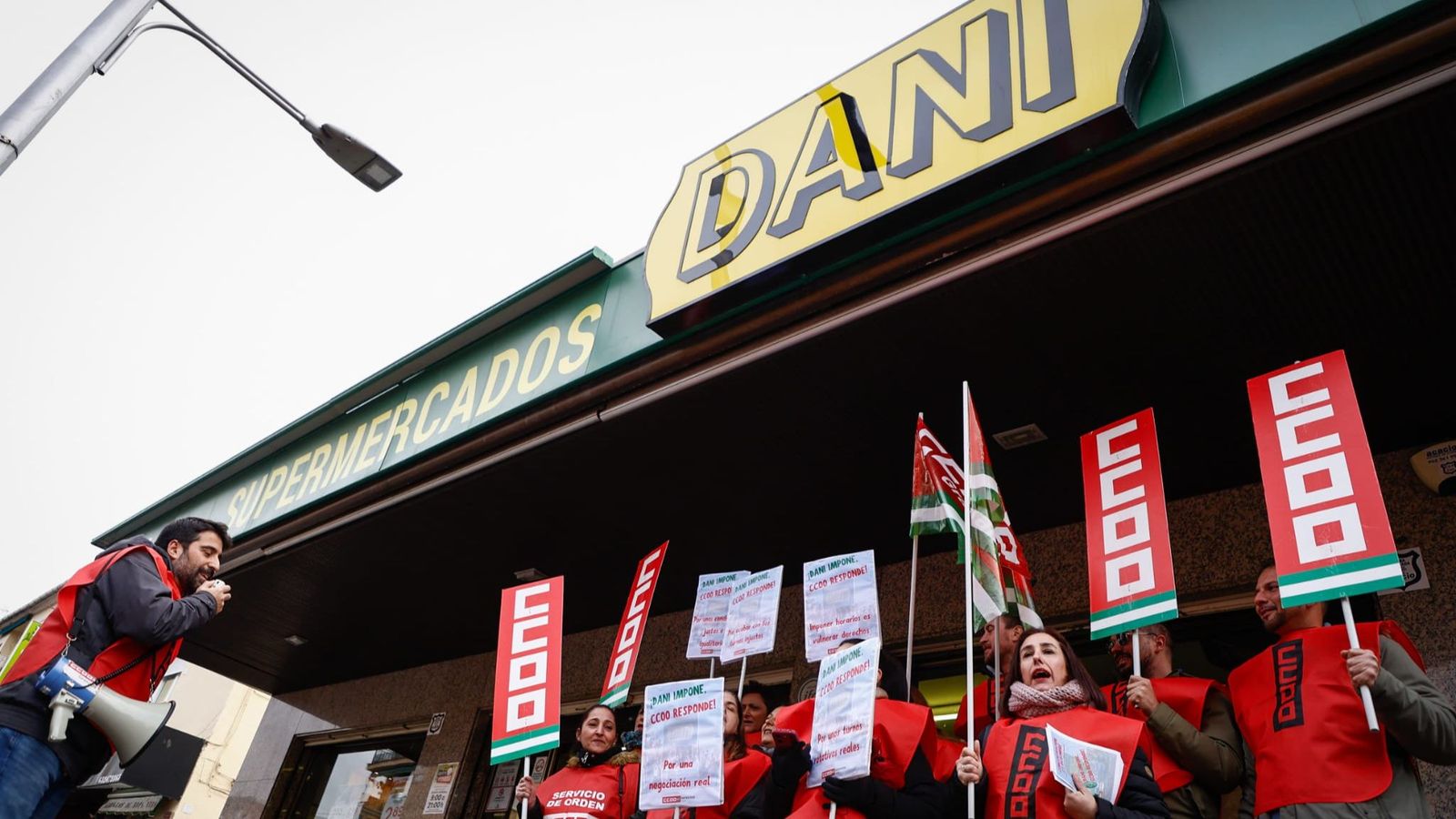 Protesta de CCOO Granada frente a un Supermercado Dani