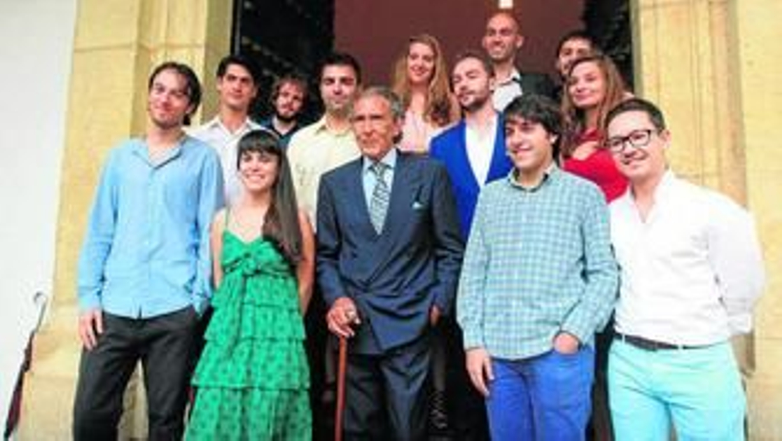 Antonio Gala, ayer, junto a los jóvenes de la duodécima promoción.