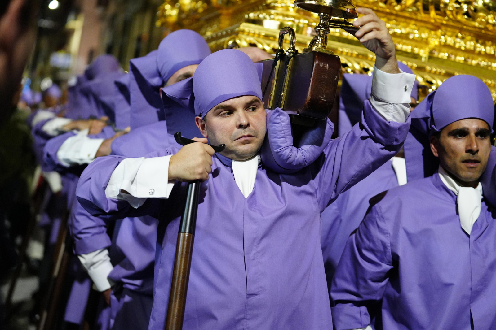 Viernes Santo en Lucena: Emoción ante el paso del Santo Entierro Viernes Santo en Lucena: Emoción ante el paso del Santo Entierro