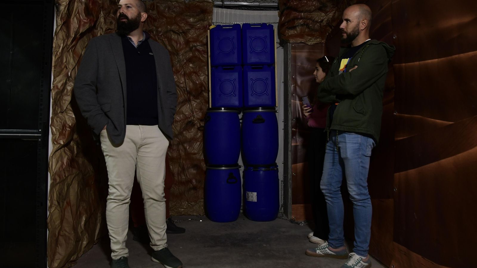 Miguel Pérez Valls (i) , investigador principal del proyecto junto a uno de los diseñadores.