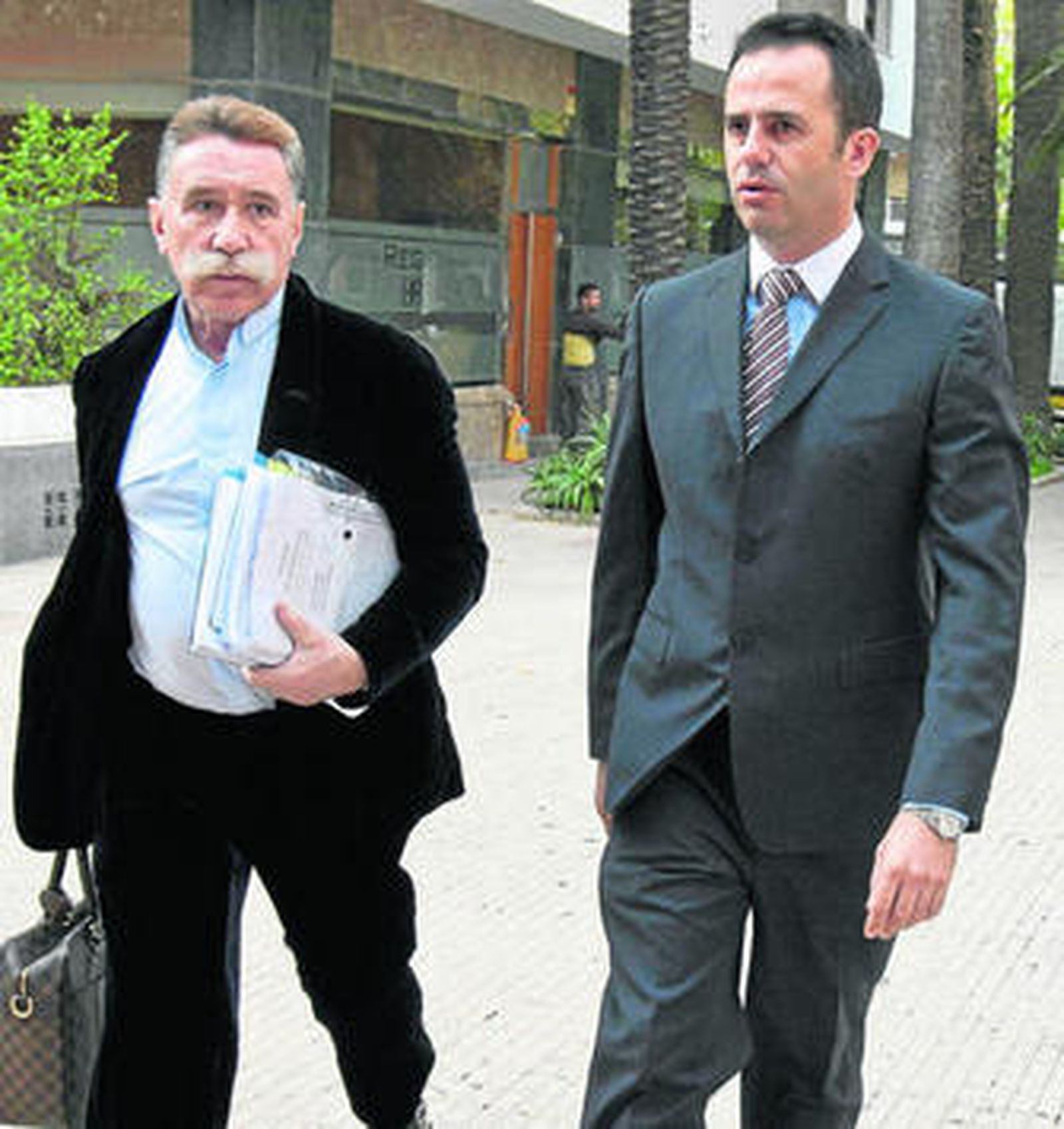 Marcos García-Montes y Manuel García Gallardo se dirigen a los juzgados el pasado jueves.