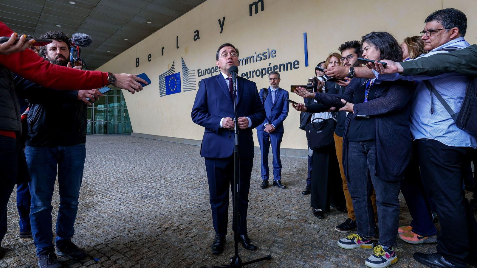 Llegada del ministro español de Exteriores, José Manuel Albares, a la sede de la Comisión Europea, este jueves.