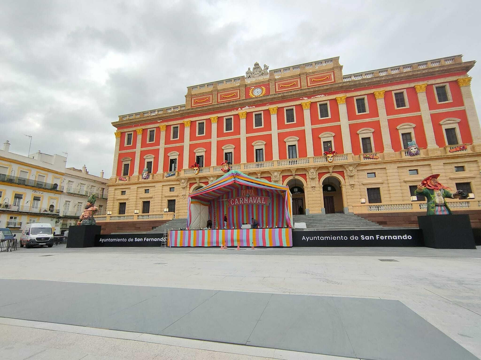 Mucho Levante y últimos preparativos en la Plaza del Carnaval de San Fernando
