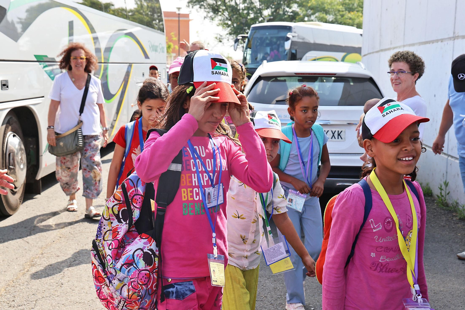 Imágenes del recibimiento a los  niños procedentes de los campamentos saharauis que pasarán sus vacaciones en Huelva