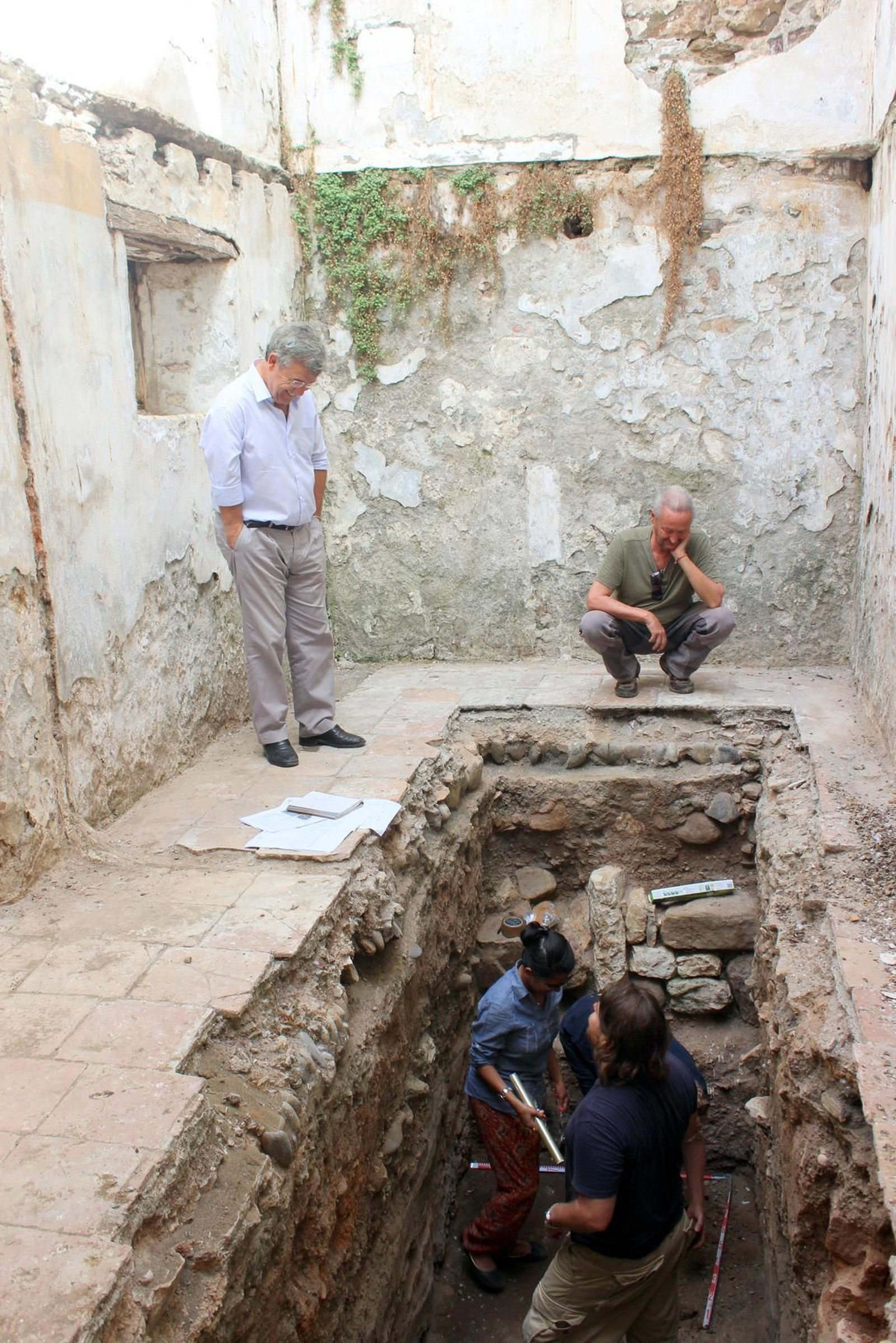 El alcalde de Estepona, José María García Urbano, junto a los investigadores durante la recogida de muestras.