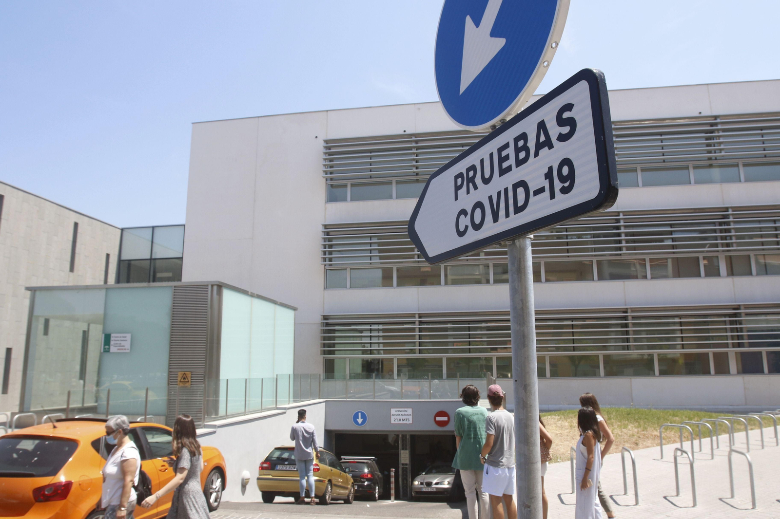 Colas de coches en las Setas para recoger muestras a los contactos del brote de la discoteca