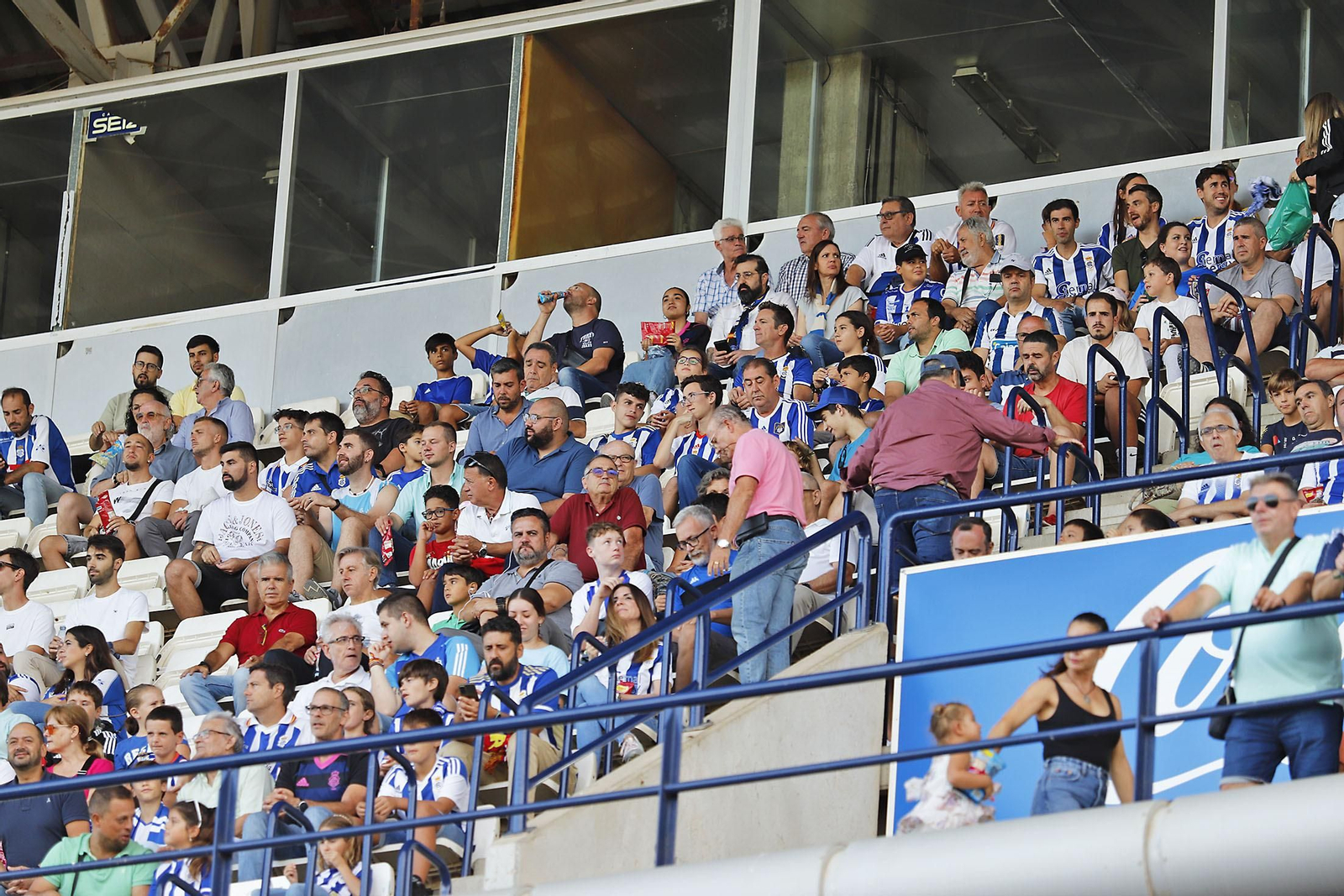 Imágenes del ambiente en el Recreativo de Huelva y Antequera CF