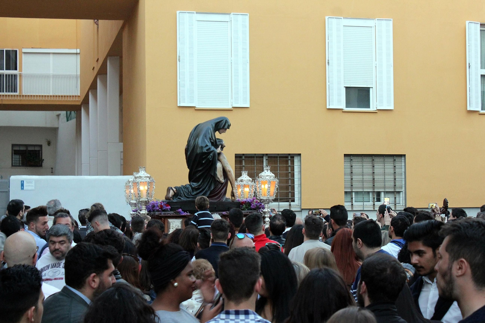 La Virgen de la Piedad discurre por calle Ollerías en su traslado.