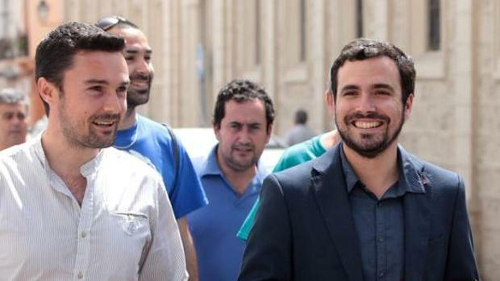 Alberto Garzón junto con el concejal de Izquierda Unida Martín Vila, en Cádiz en la campaña de hace cuatro años