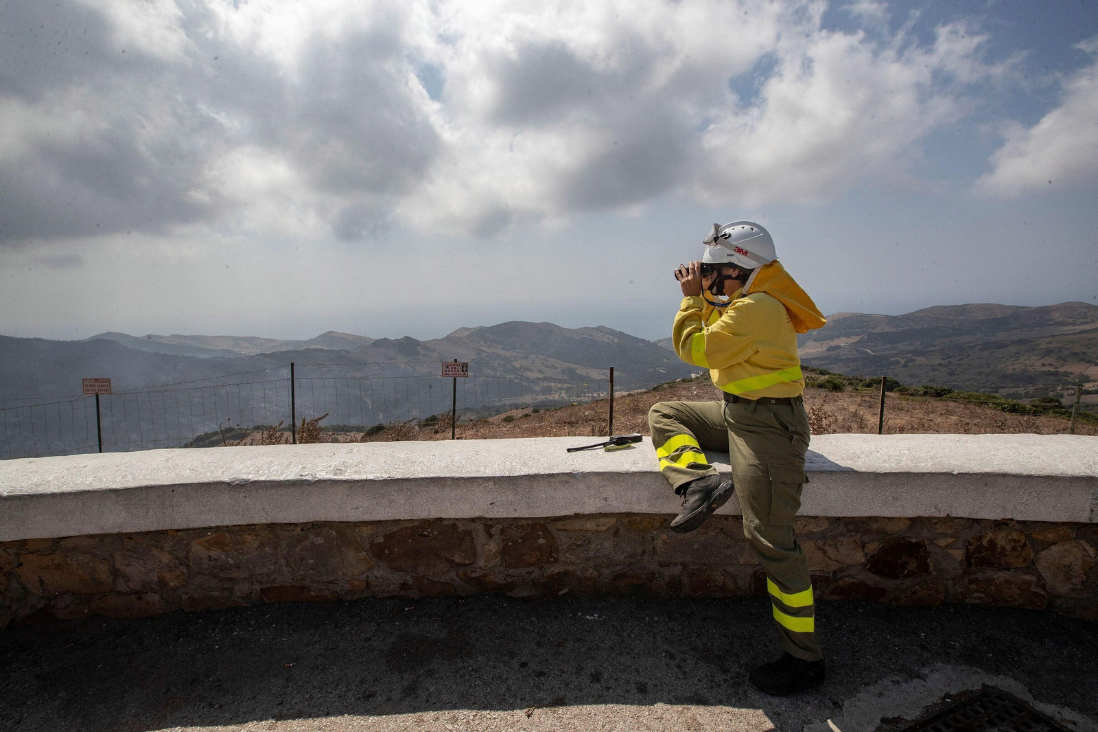 Un efectivo del retén del Infoca vigila el incendio que arrasó más de 200 hectáreas en Tarifa el pasado mes de agosto.