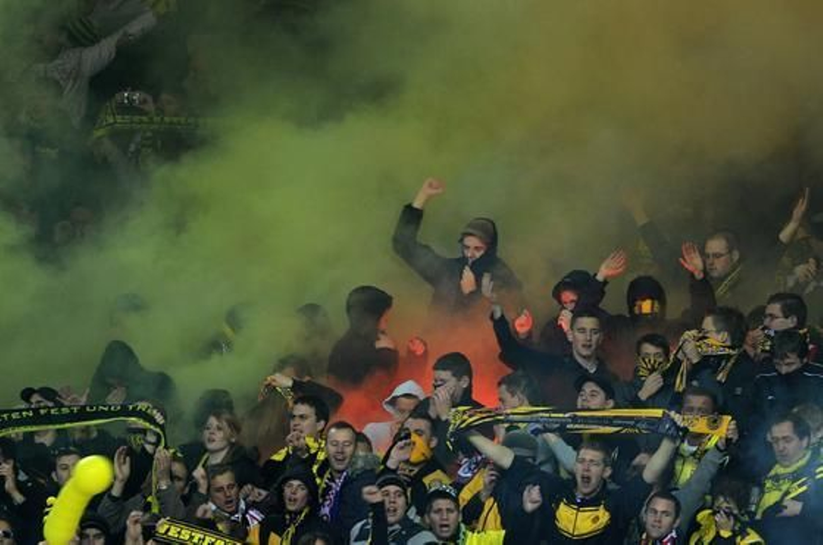 El Sevilla pasa a la siguiente ronda de la Liga Europa tras empatar 2-2 con el Borussia Dortmund. / AFP