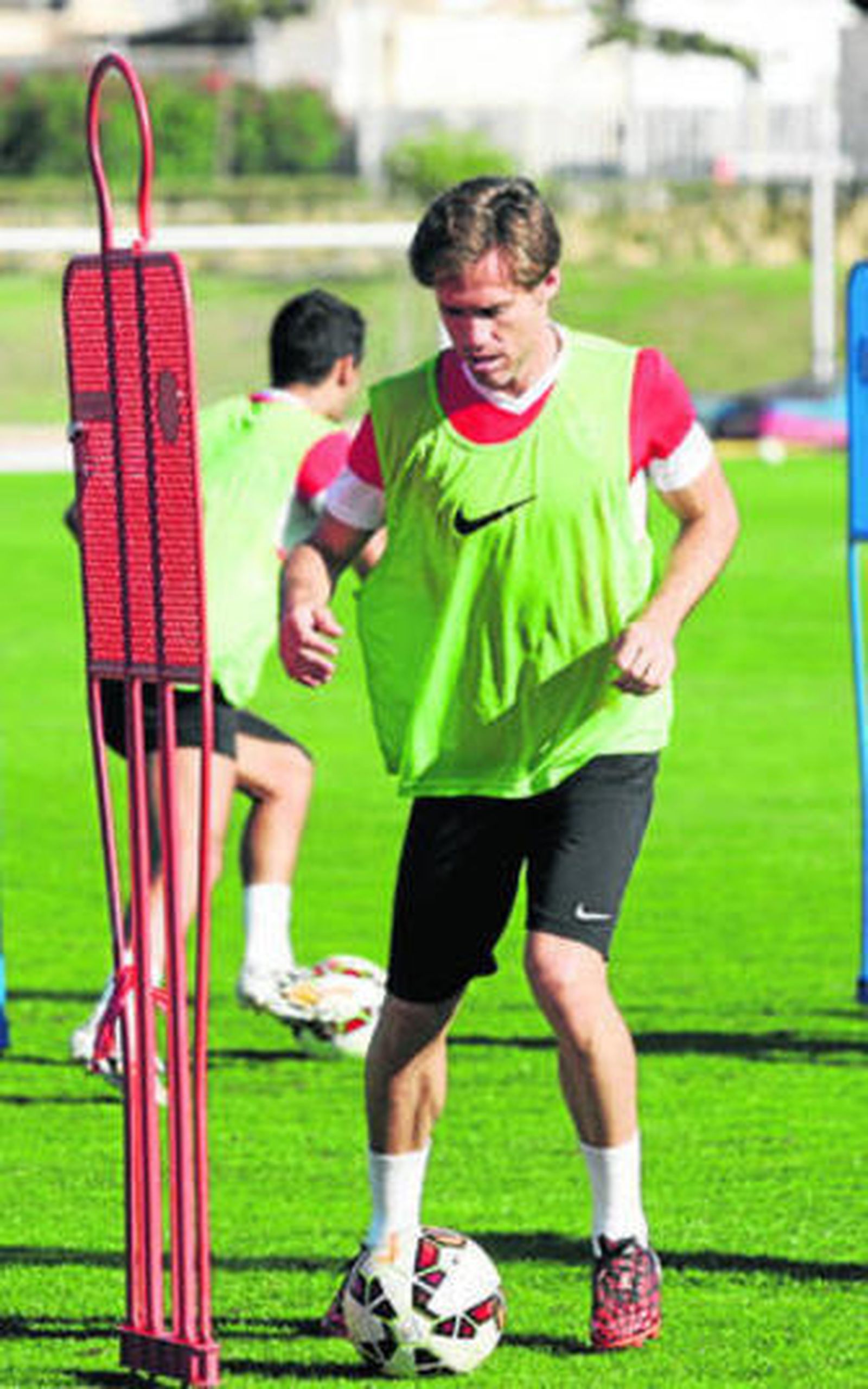 Corona esquiva una barrera metálica.