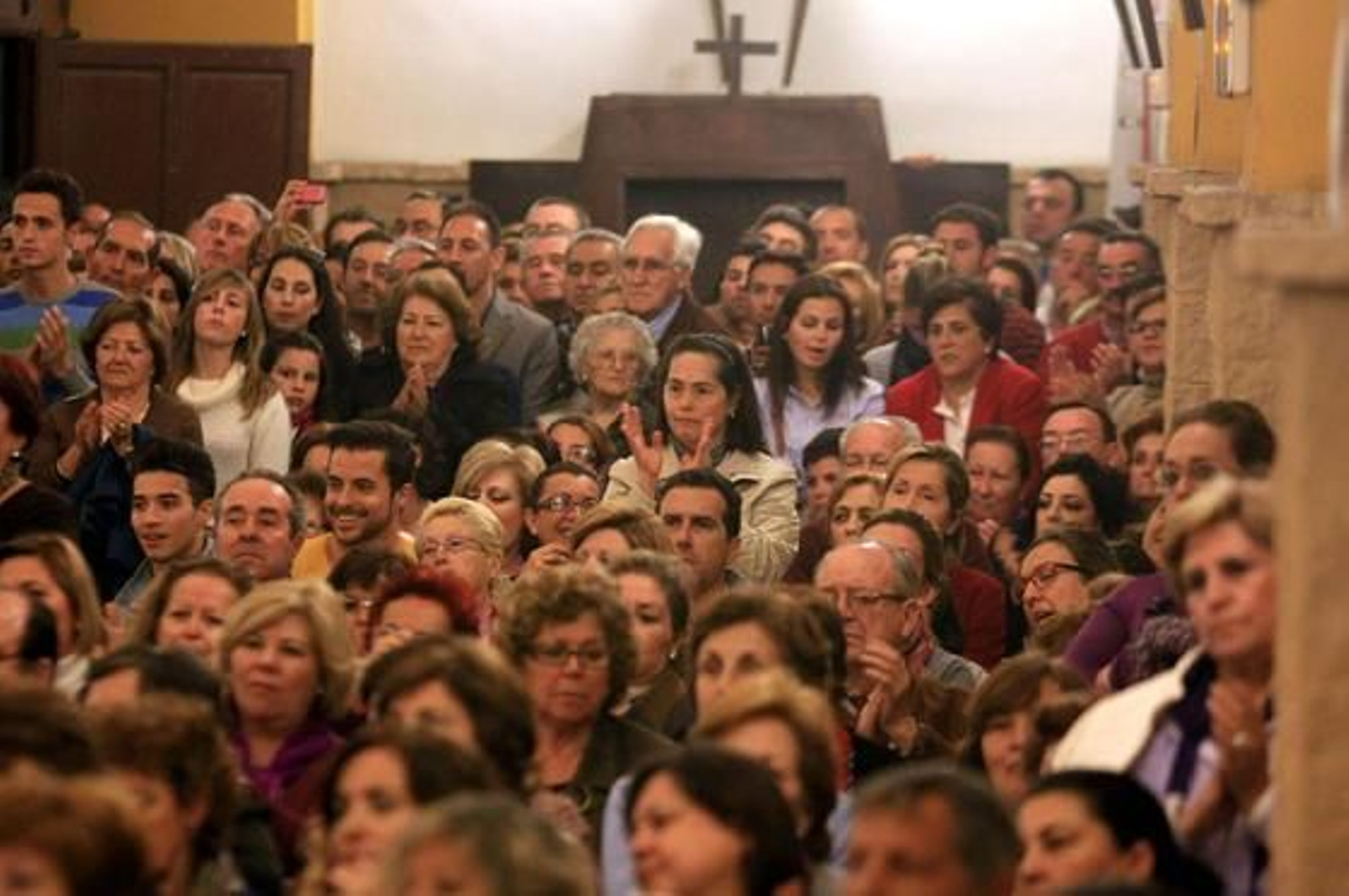 Arcángel, Argentina y Pepe 'El Marismeño' cantan la disertación del jefe de Cultura de 'Huelva Información', Eduardo Sugrañes. / Alberto Domínguez
