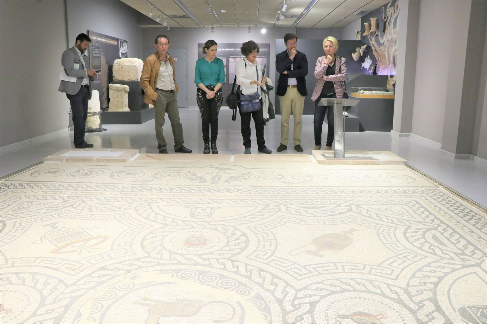 Visita de la delegada de Cultura al espacio expositivo.